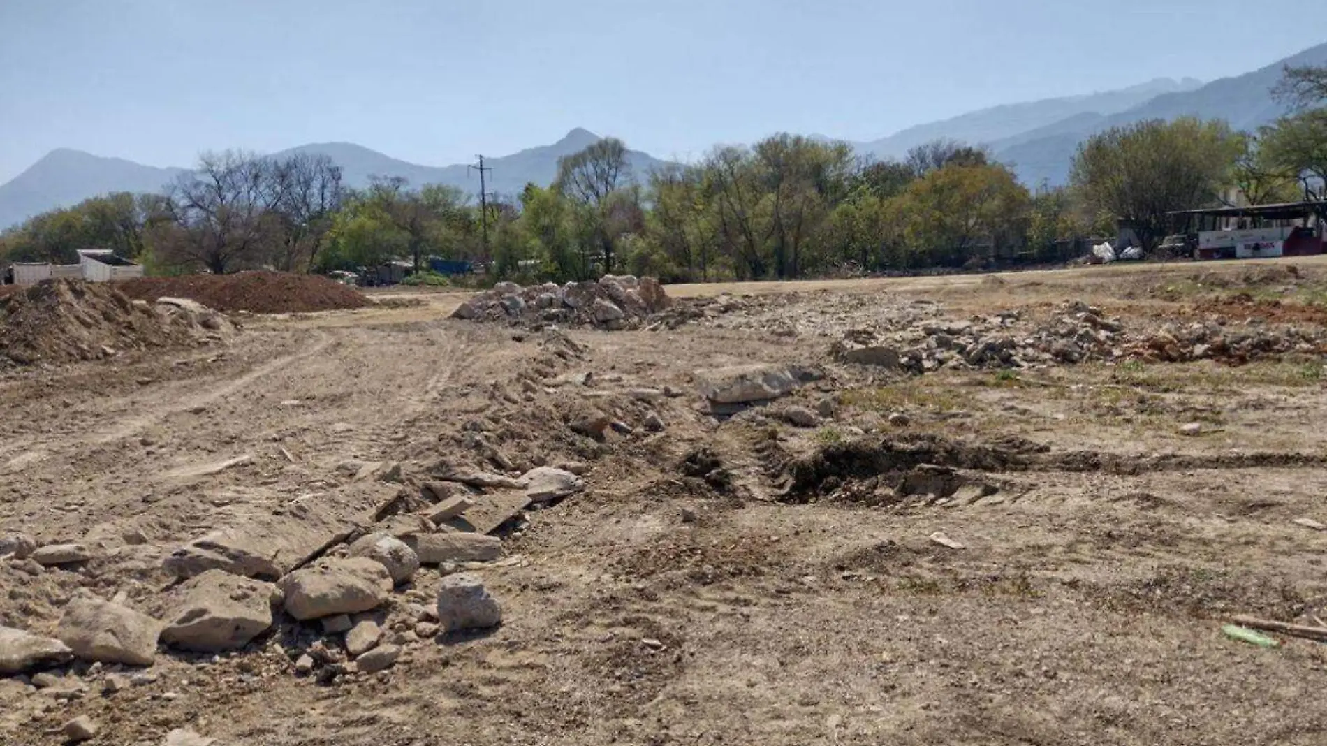 Conagua clausura construcción de una cancha deportiva en la Presa La Boca, NL